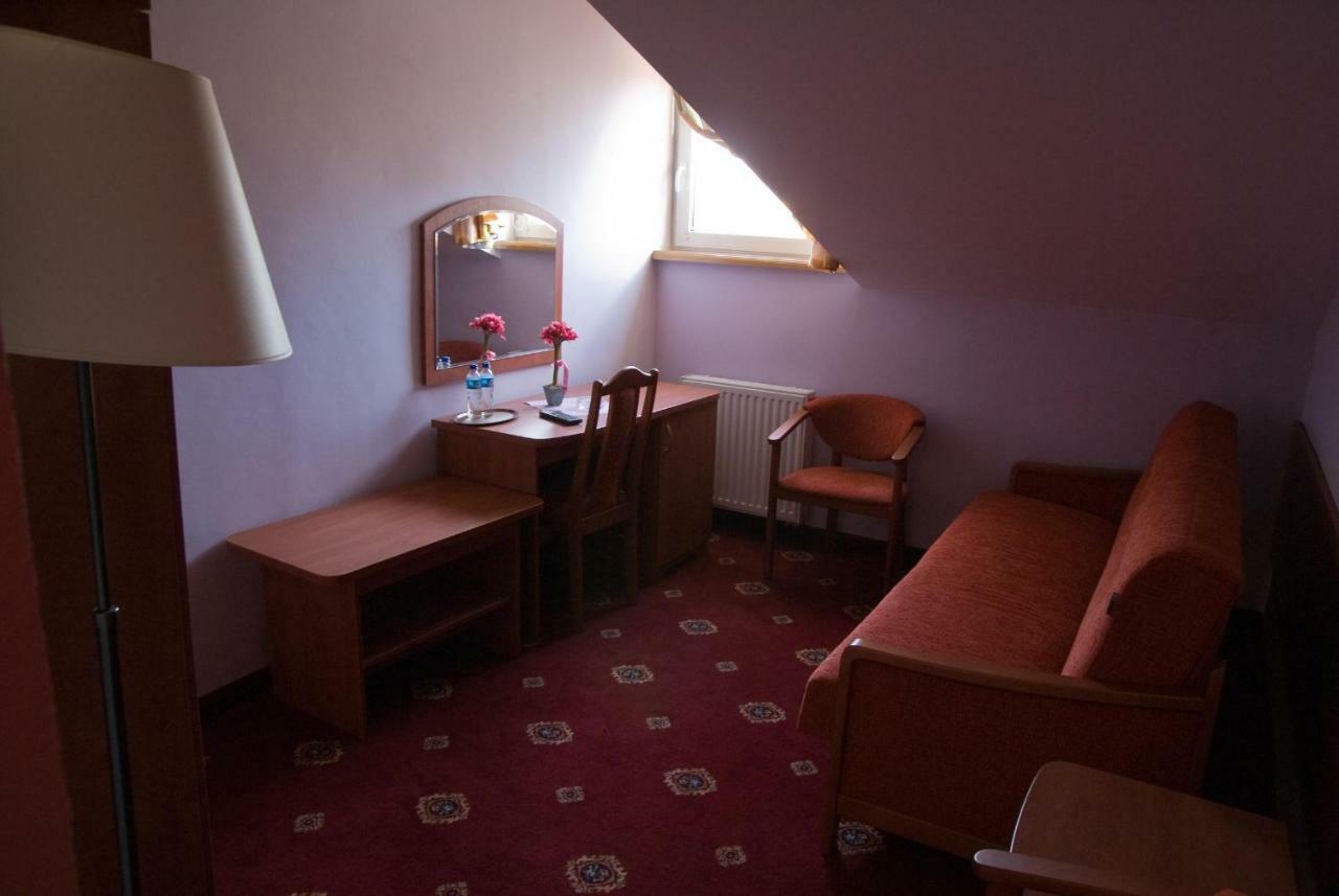 Bed and breakfast Dwor Dluzniewo Extérieur photo