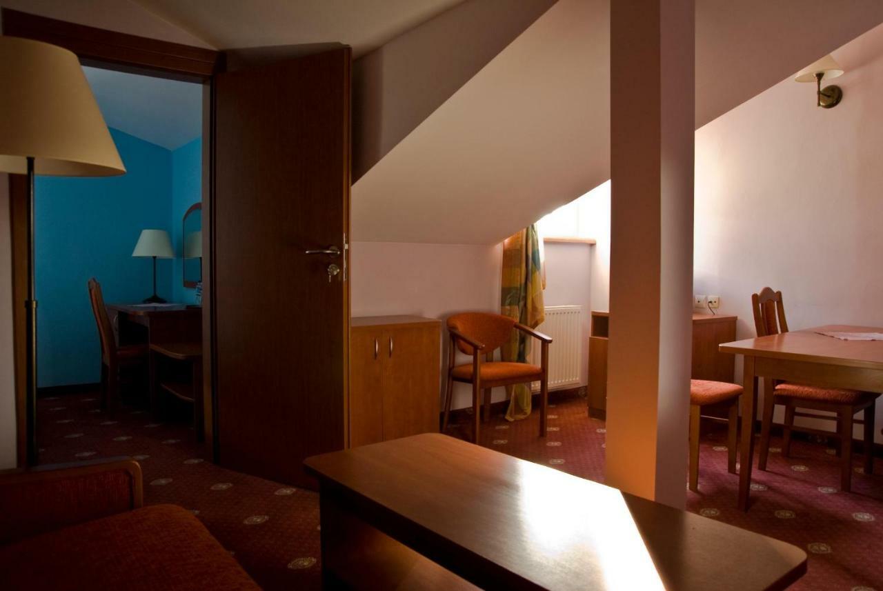 Bed and breakfast Dwor Dluzniewo Extérieur photo