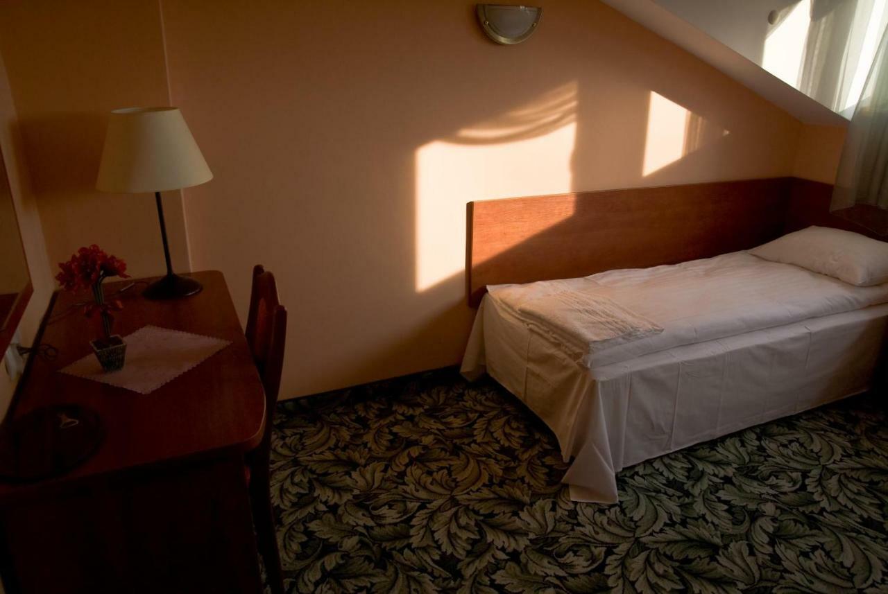Bed and breakfast Dwor Dluzniewo Extérieur photo