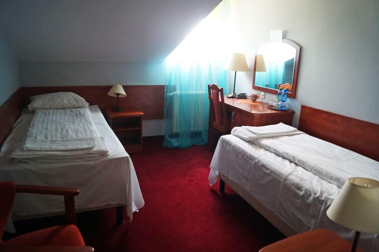 Bed and breakfast Dwor Dluzniewo Extérieur photo