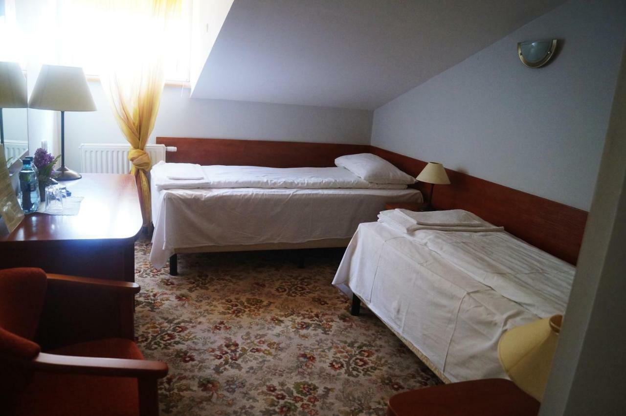 Bed and breakfast Dwor Dluzniewo Extérieur photo